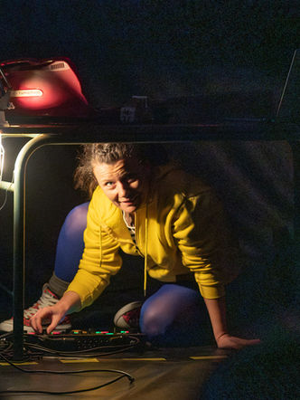 Chloé Thorey est sous une table dans la pièce Méchant !