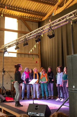 La chorale Badass au festival Des Palettes Plein Les Yeux à Longvilliers, septembre 2025.