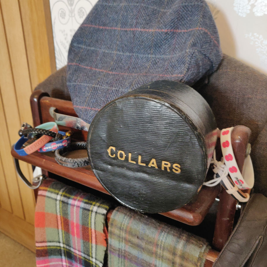 Antique early 20th century Edwardian leather bound round gentleman's collar box