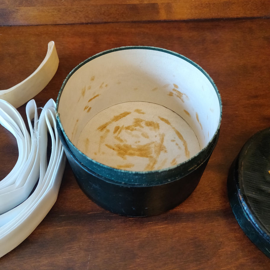 Antique early 20th century Edwardian leather bound round gentleman's collar box