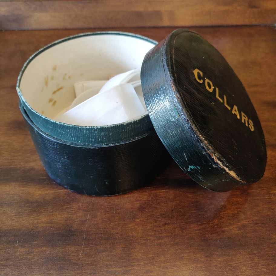 Antique early 20th century Edwardian leather bound round gentleman's collar box