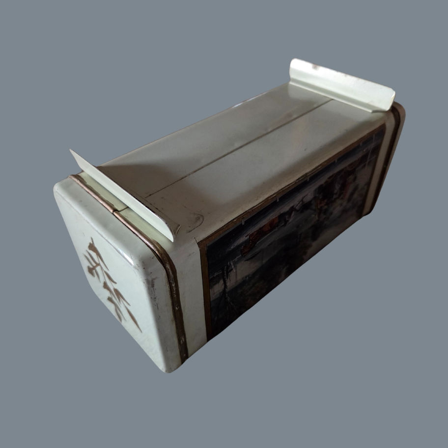 Victorian Scenic Tin with Romantic Coaching Scenes