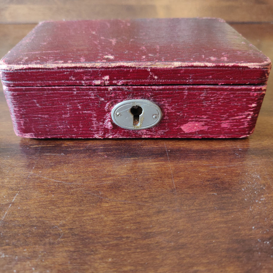 Antique early 20th century or late 19th century small leather jewellery box