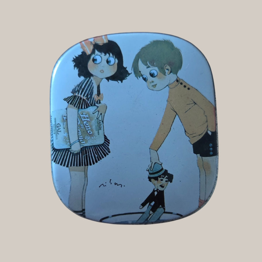 Heno de Pravia Perfume Tin — Featuring Artwork by R. Llimona