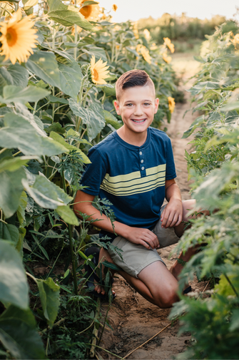 tara J 2022 sunflower -21_edited.png