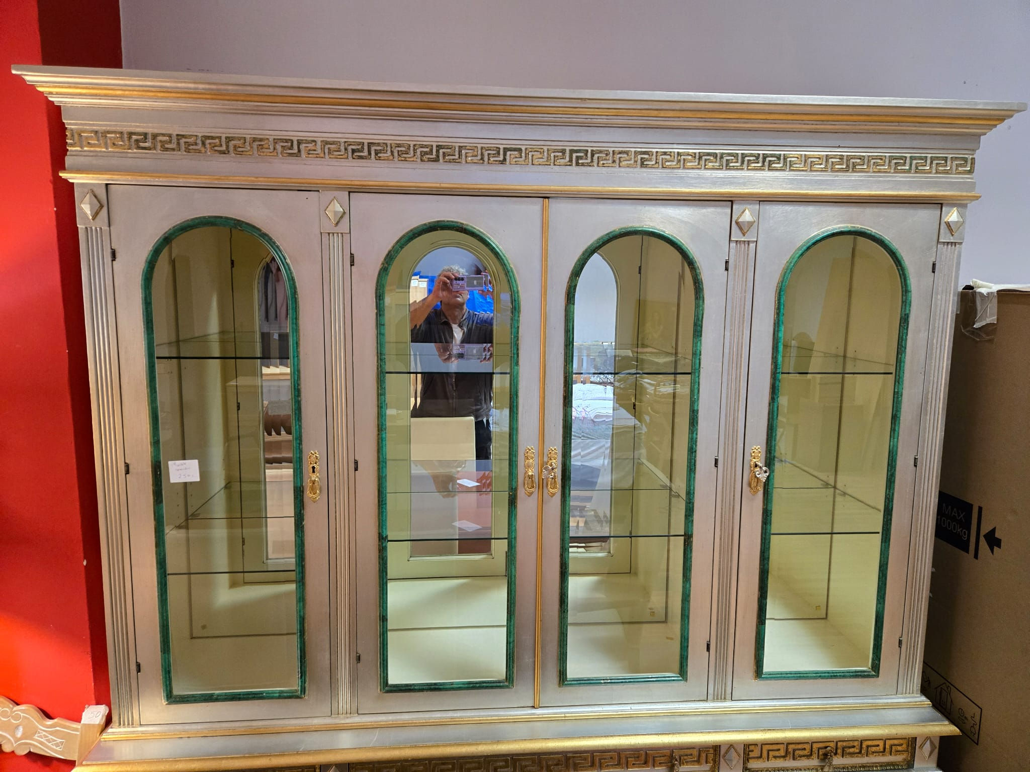 Elegant Vitrina de Segona Mà amb Detalls Clàssics