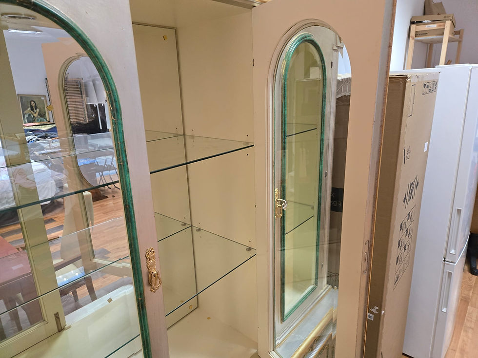 Miniatura: Elegant Vitrina de Segona Mà amb Detalls Clàssics