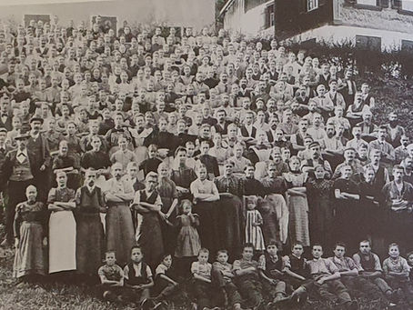 Belegschaft der Baumwolldruckerei Mitlödi um 1900