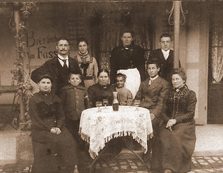 Urgrossmutter mit ihren Kindern um 1902.jpg
