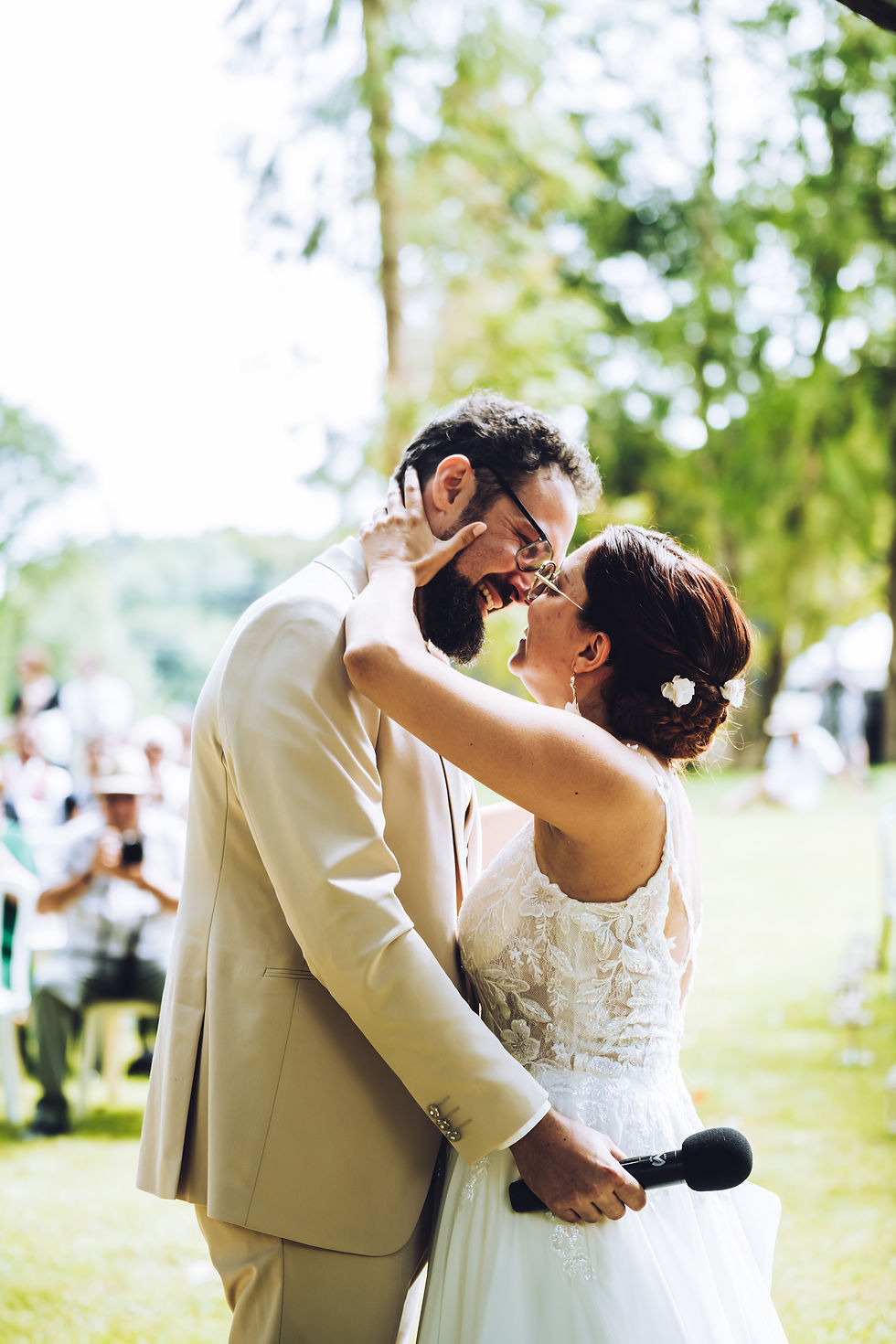 Clôture de la cérémonie laïque avec les mariés qui s'embrassent.
Reportage mariage dans le Morbihan près de Vannes.
