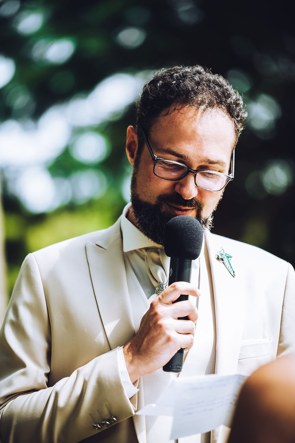 Discours du marié lors de la cérémonie laïque.
Reportage mariage dans le Morbihan près de Vannes.