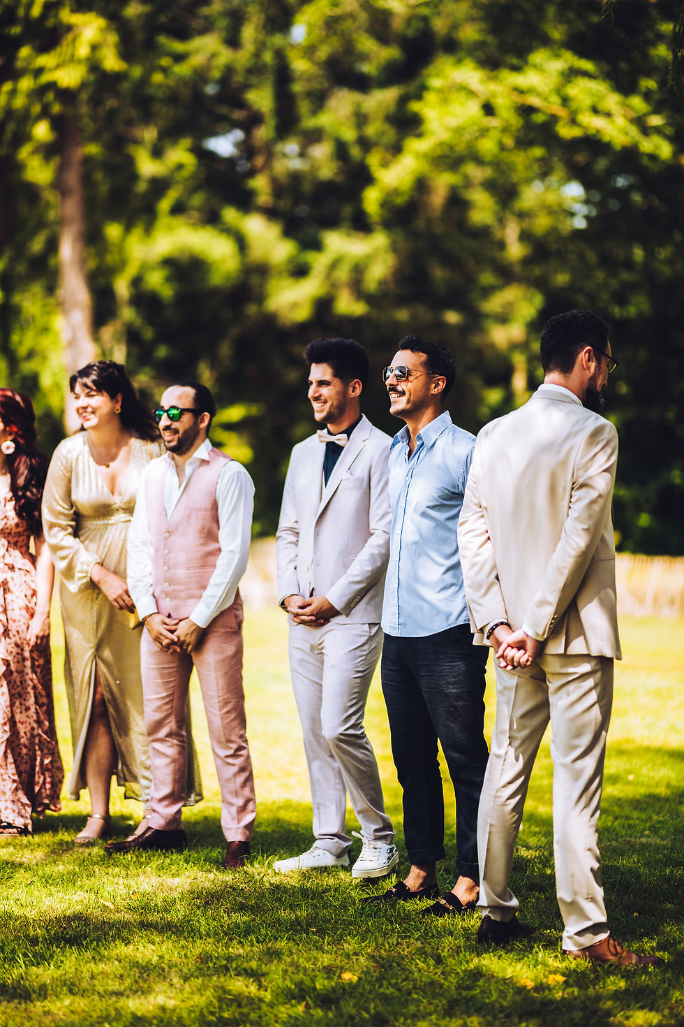 Les invités qui attendent la mariée pour la découverte du marié.
Reportage mariage dans le Morbihan près de Vannes.