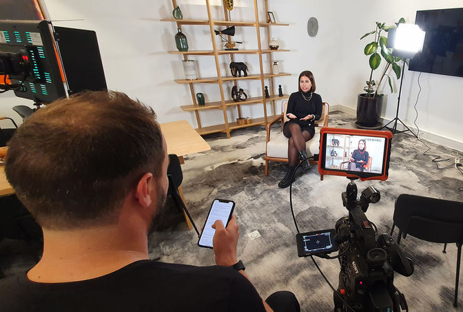 Tournage d'une interview sur Paris. Dans vos locaux ou bien dans une jolie salle louée à l'heure dans la capitale, il est très simple de réaliser de jolies interviews, témoignages clients...