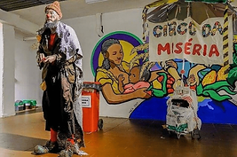 Apresentação do Circo da Miséria no Museo del Hambre (foto de Henderson Moret)