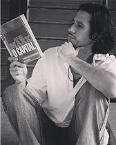 Jeff Vasques lendo "O Capital"