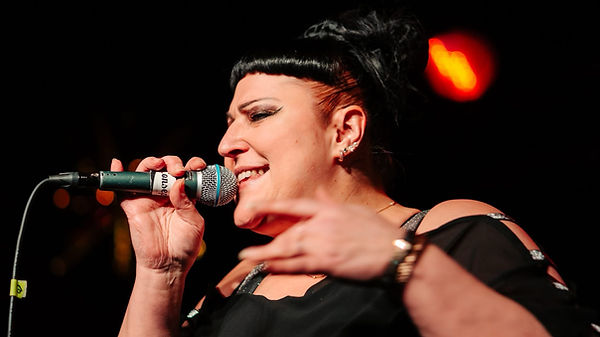 Ms.T live Mi Barrio Tina GOLL
