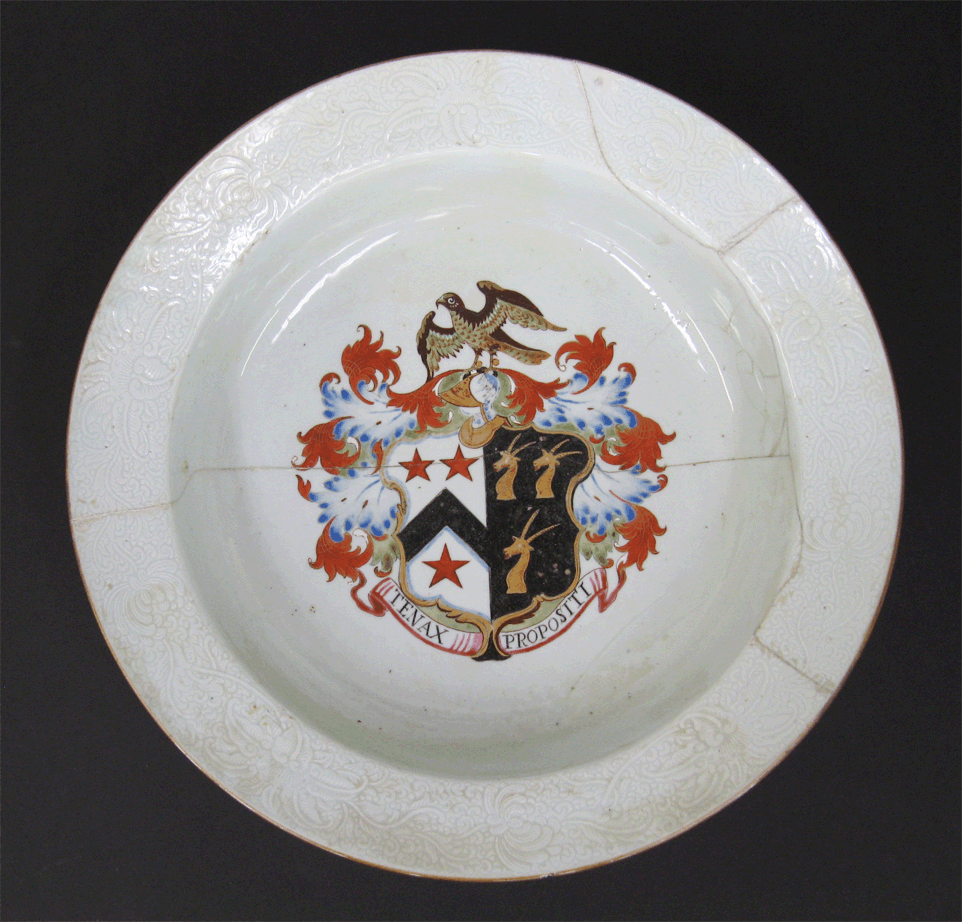 Bassin au motif héraldique
