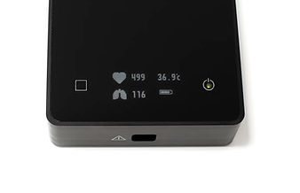 Close-up of MARTA pad’s display showing heart rate, breathing rate, temperature, and battery status.