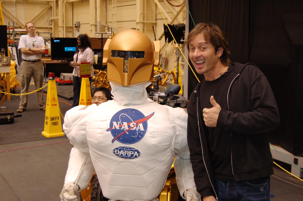 Actor Johnny Alonso w NASA 360