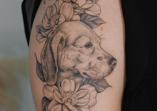 Tatuaje de línea fina y sombreado de arrastre