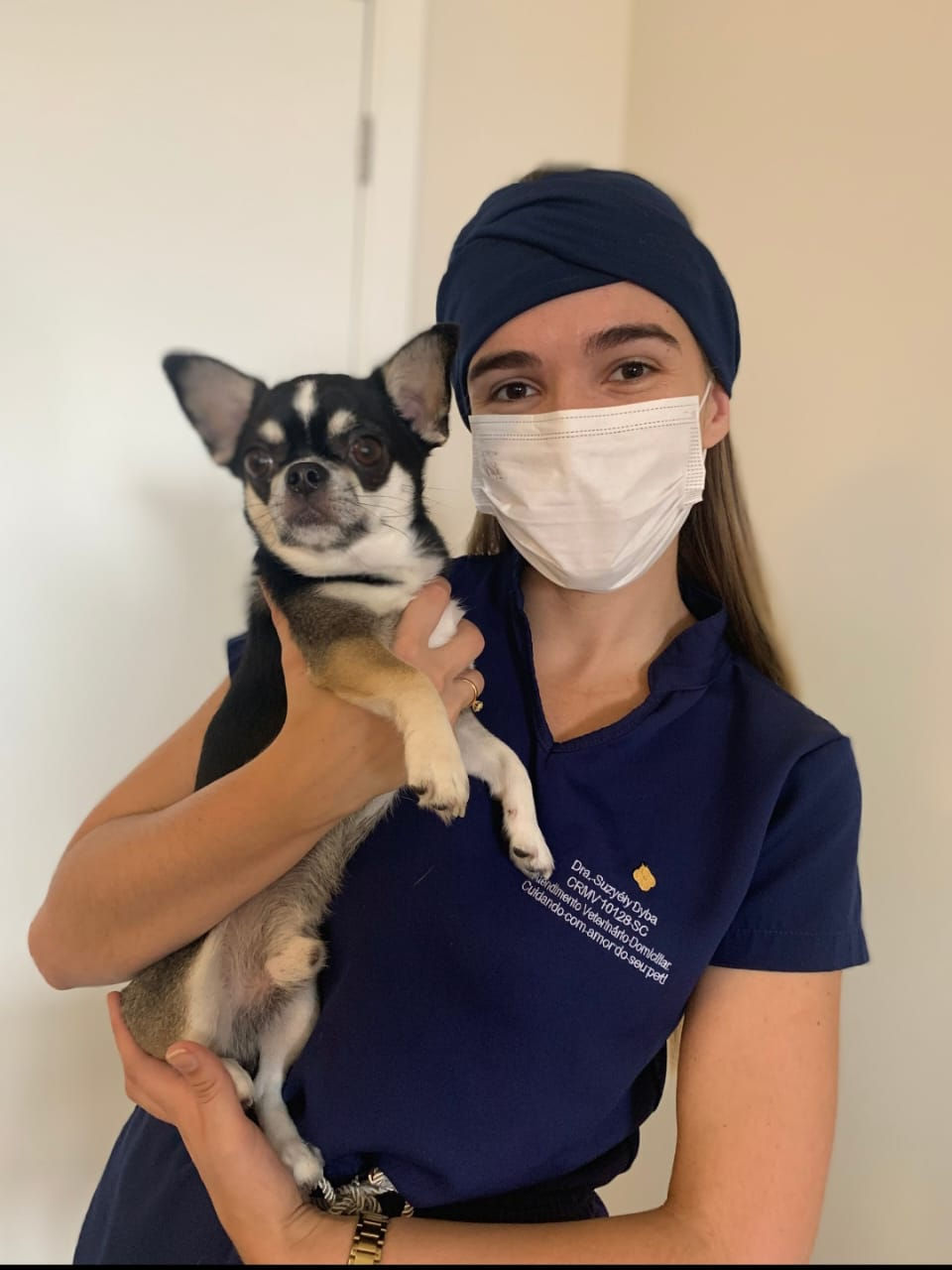 Dra. Dyba veterinária domiciliar com um chihuahua no colo 