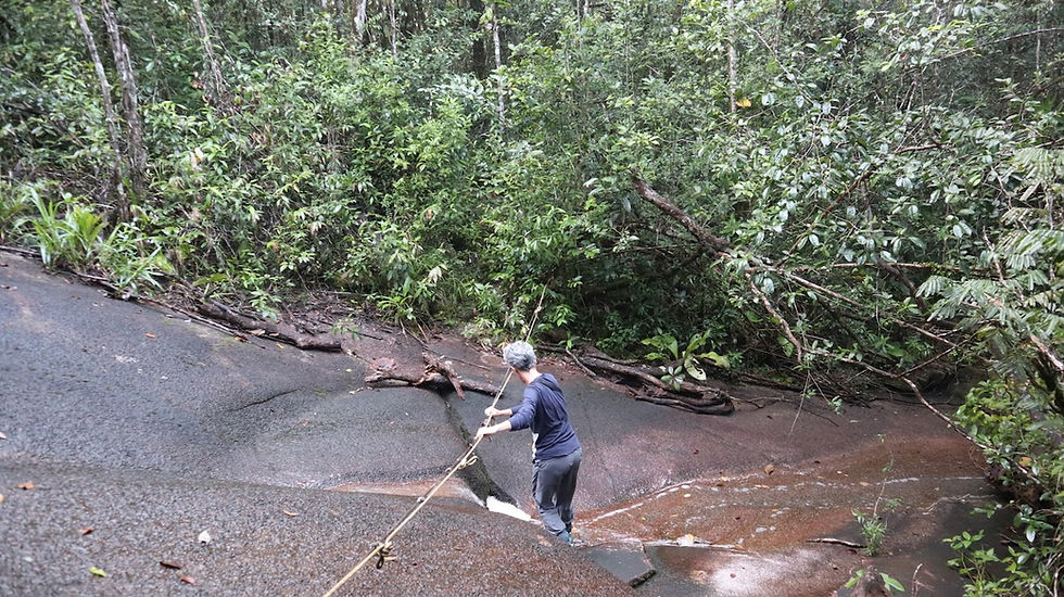 Traversée de crique pour aller aux terrasses
