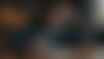 Persona masculino con una copa en la mano pensando