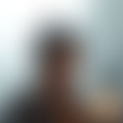 un hombre con una linterna antigua