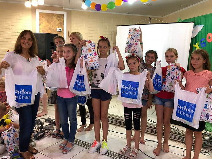 Ukraine-Children-receive-gifts-from-Norma.jpg
