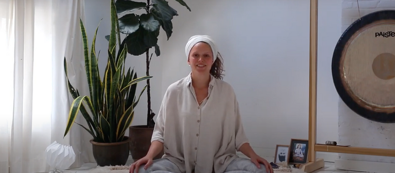In 20 minuten klaar voor je dag met Kundalini yoga met deze twee sets.
