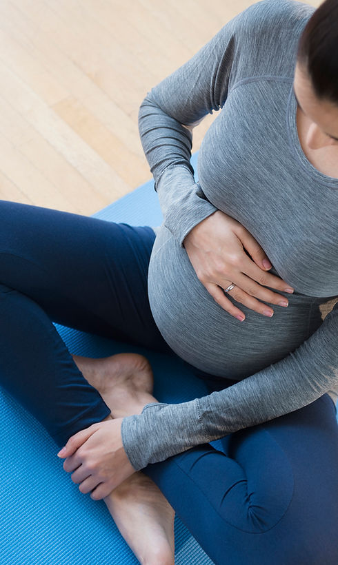 Schwangere kaukasische Frau praktiziert Yoga