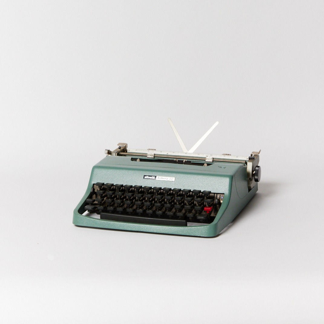 0076　olivetti タイプライター