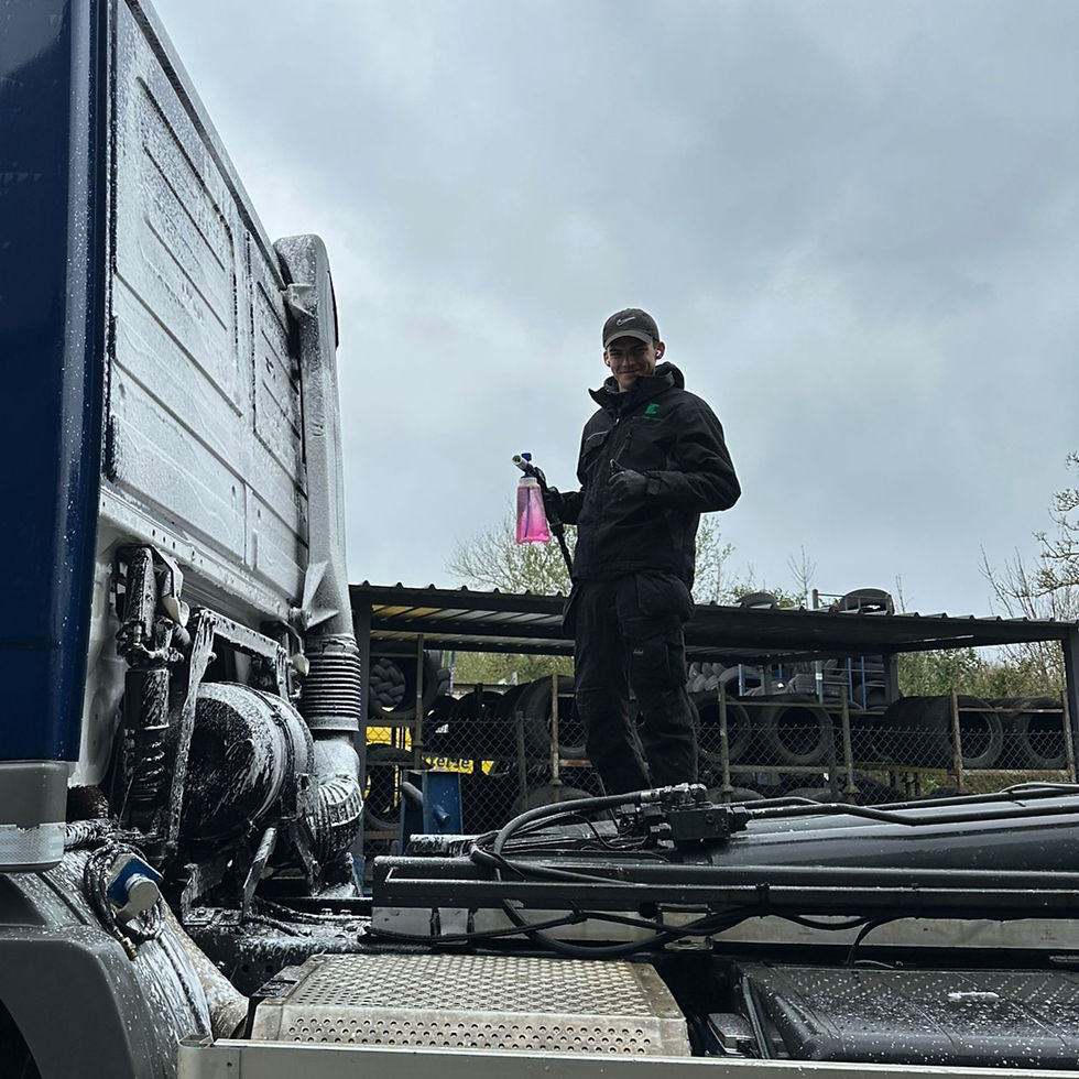 Detailer reinigt vrachtwagen met schuim