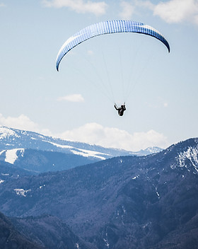 Parapente dans les montagnes