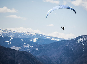 Parapente dans les montagnes