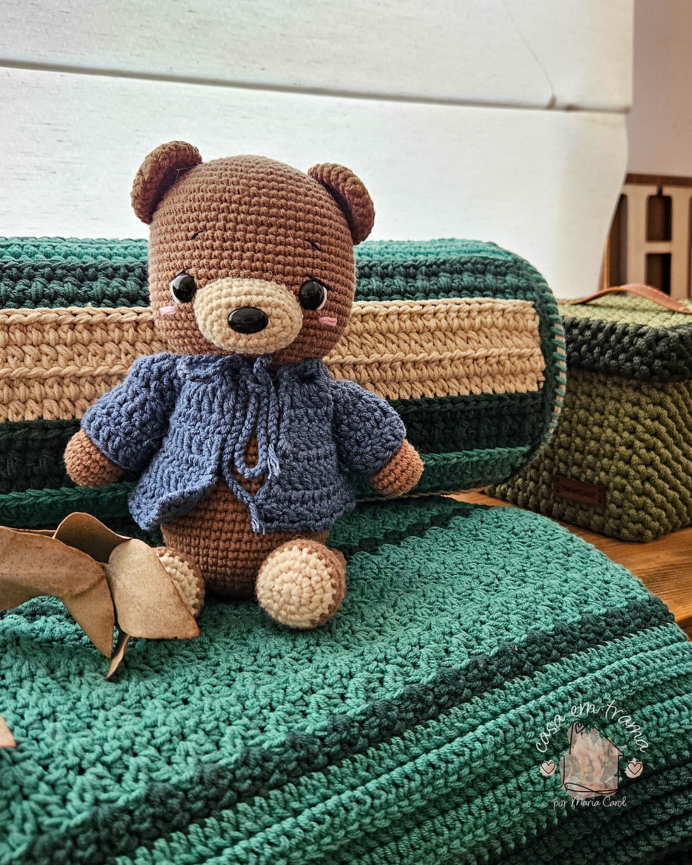 Urso Chocolate e Almofada Relva