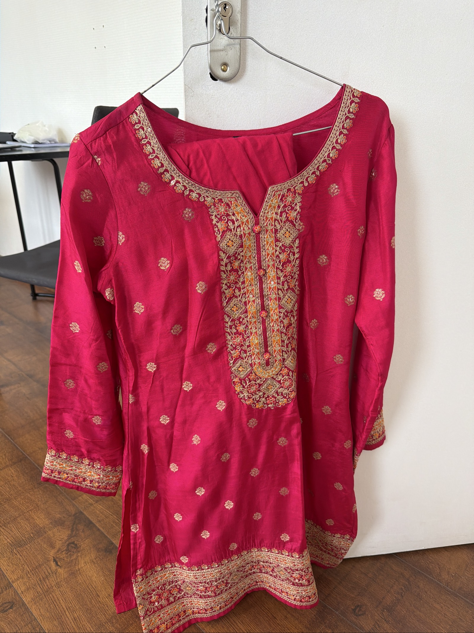 Tunique Kurti indienne rose avec broderies