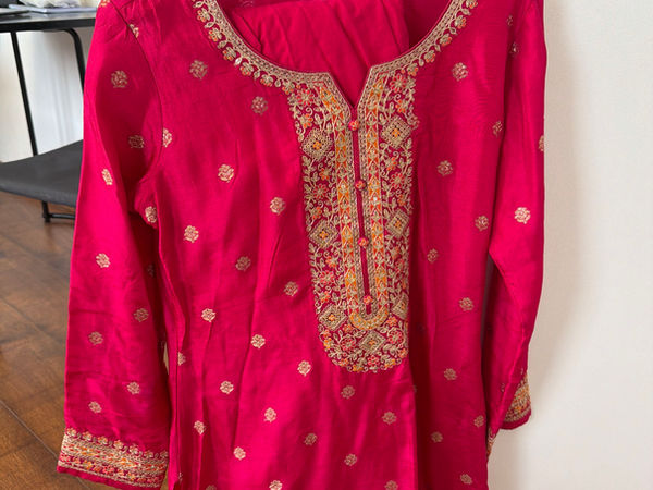 Tunique Kurti indienne rose avec broderies