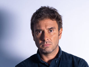 Alessandro Di Battista in Scomode Verità, lo spettacolo andrà in scena al Teatro Bobbio de La Contrada Teatro Stabile di Trieste