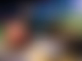  Indovina Chi Viene a Cena è la commedia che andrà in scena presso la sala Bobbio del teatro La Contrada. Una stanza  con pavimento in marmo bianco e nero. Un attore in piedi e li altri seduti. Divano rosso e tavolino bianco con personaggi seduti attorno. Scritte gialle. Scena teatrale. Background luci blu.