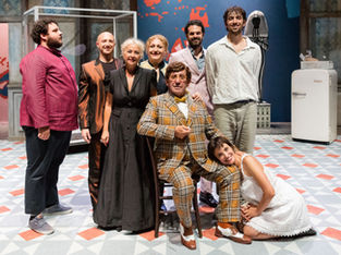 Fotografia dello spetacolo Gli Innamorati, una coproduzione de La Contrada Teatro Stabile di Trieste