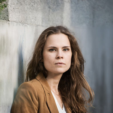 Immagine stilizzata in 3d con un uomo in un palco che si chiede dove sia la scenografia con sfondo rosso. 