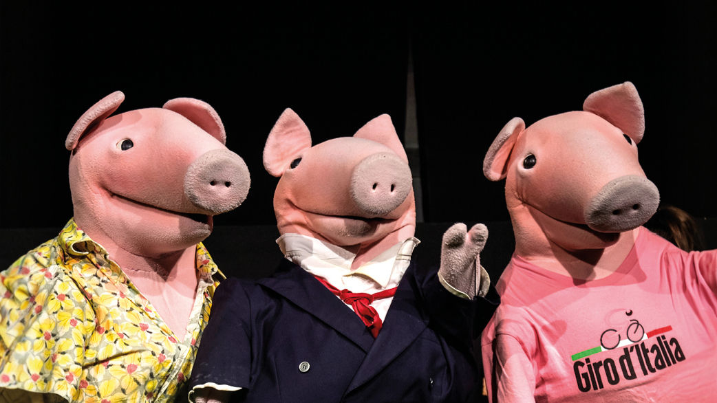 Nella foto ci sono i pupazzi dei tre porcellini, vestiti rispettivamente: in camicia, con l'abito e con la t-shirt del giro d'Italia. Uno spettacolo che andrà in scena al Teatro Bobbio de La Contrada di Trieste