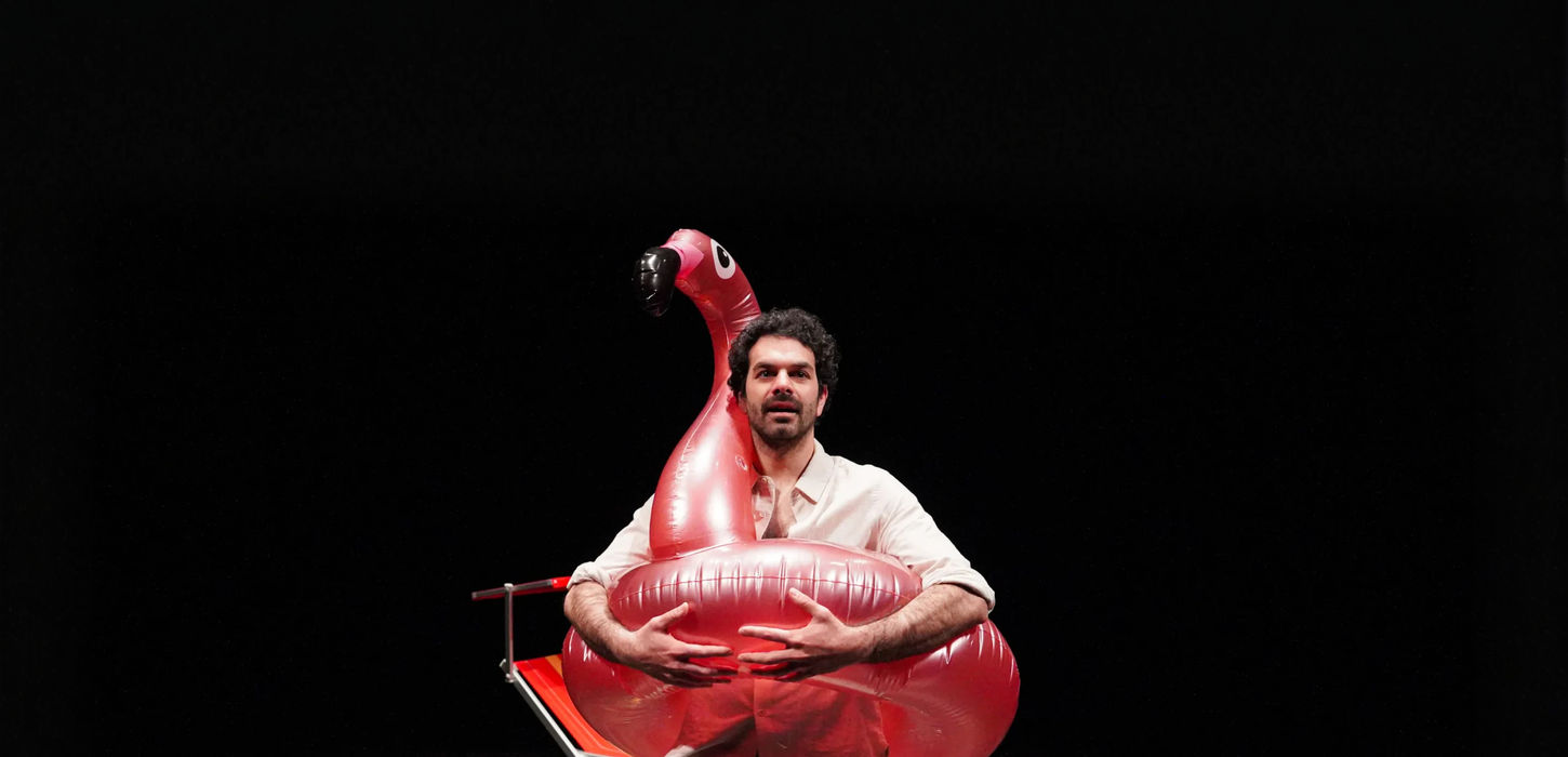 Fotografia dello spettacolo Ombrelloni. Lo spettacolo andrà in scena al Tearo dei Fabbri de La Contrada Teatro Stabile di Trieste