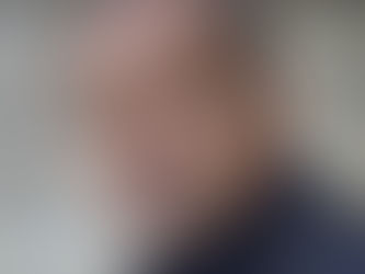 Fotografia di Enzo Decaro in Renatissimo. Omaggio a Renato Carsone. Lo spettacolo andrà in scena al Teatro Bobbio de La Contrada Teatro Stabile di Trieste