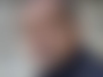 Fotografia di Enzo Decaro in Renatissimo. Omaggio a Renato Carsone. Lo spettacolo andrà in scena al Teatro Bobbio de La Contrada Teatro Stabile di Trieste