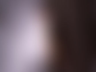 La Guerra Svelata di Cassandra andrà in scena presso la sala Fabbri del teatro La Contrada. Una donna che si nasconde dietro a un lenzuolo bianco. Visibile metà volto e un braccio. Ella ha i capelli lunghi. Luci soffuse.