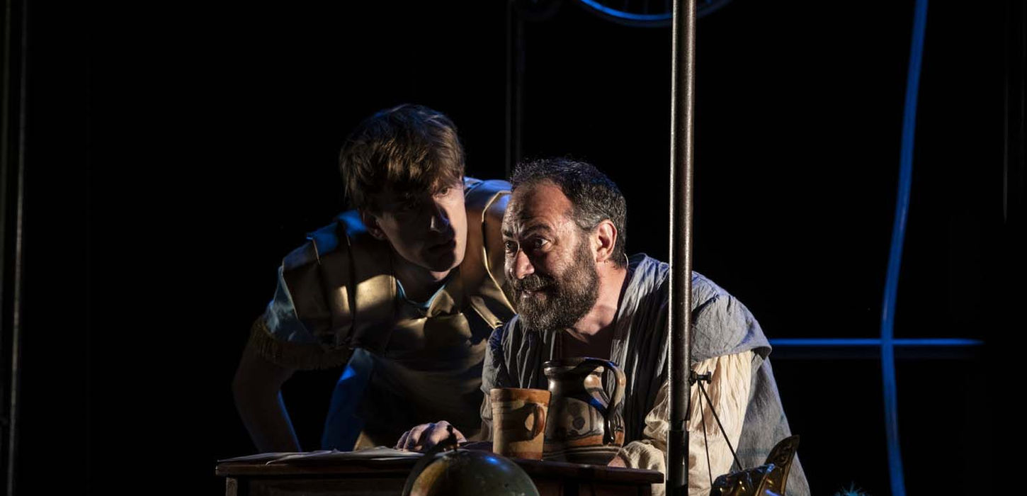 Archimede, la Solitudine di un genio, è lo spettacolo che andrà in scena presso la sala Bobbio del teatro La Contrada. L'attore Mario Incudine è seduto a un tavolino. Visibile metà busto. A fianco a lui un soldati leggermente inclinato verso il primo. Sfondo nero, luci soffuse.