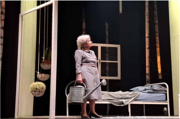 Ariella Reggio in Ocio ala Debegnac! Una produzione de La Contrada Teatro Stabile di Tireste
