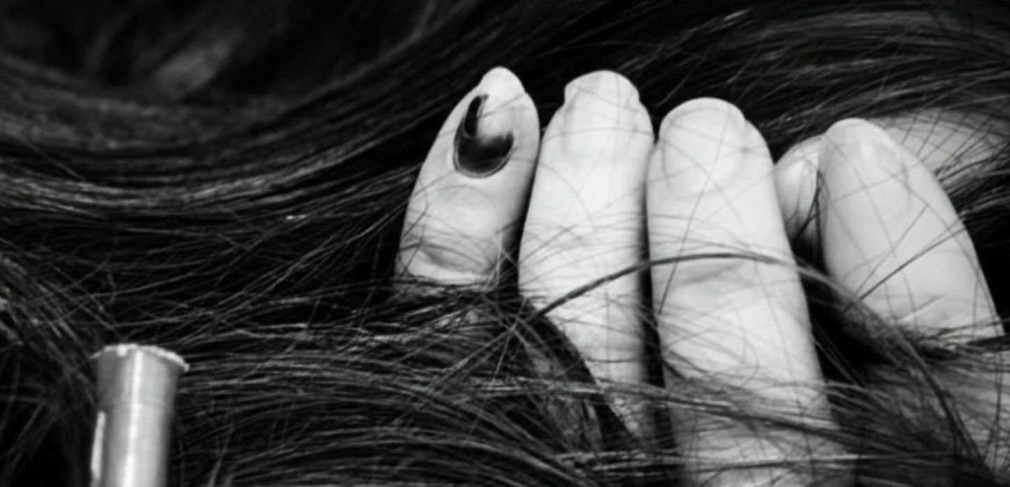 nella foto c'è un mano che passa tra i capelli, le dita hanno lo smalto andato via. Lo spettacolo Babe andrà in scena al Teatro Bobbio de La Contrada Teatro Stabile di Trieste